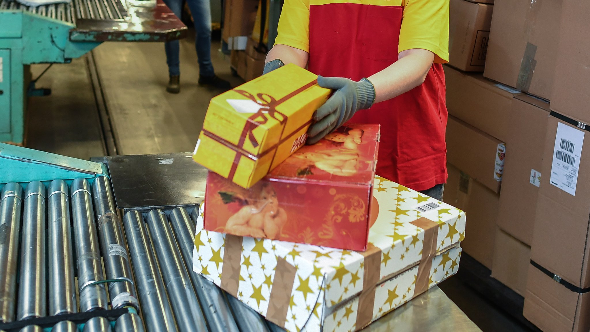 Pakete und Päckchen in einem Paketzentrum 