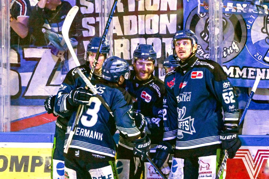 Spielszene aus der Halbfinalserie Straubing Tigers - Eisbären Berlin