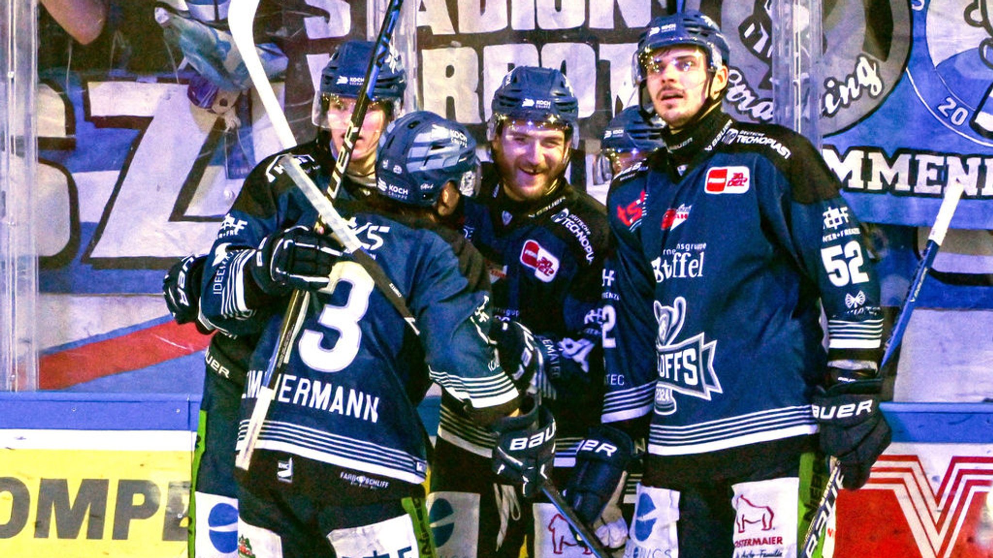 Spielszene aus der Halbfinalserie Straubing Tigers - Eisbären Berlin