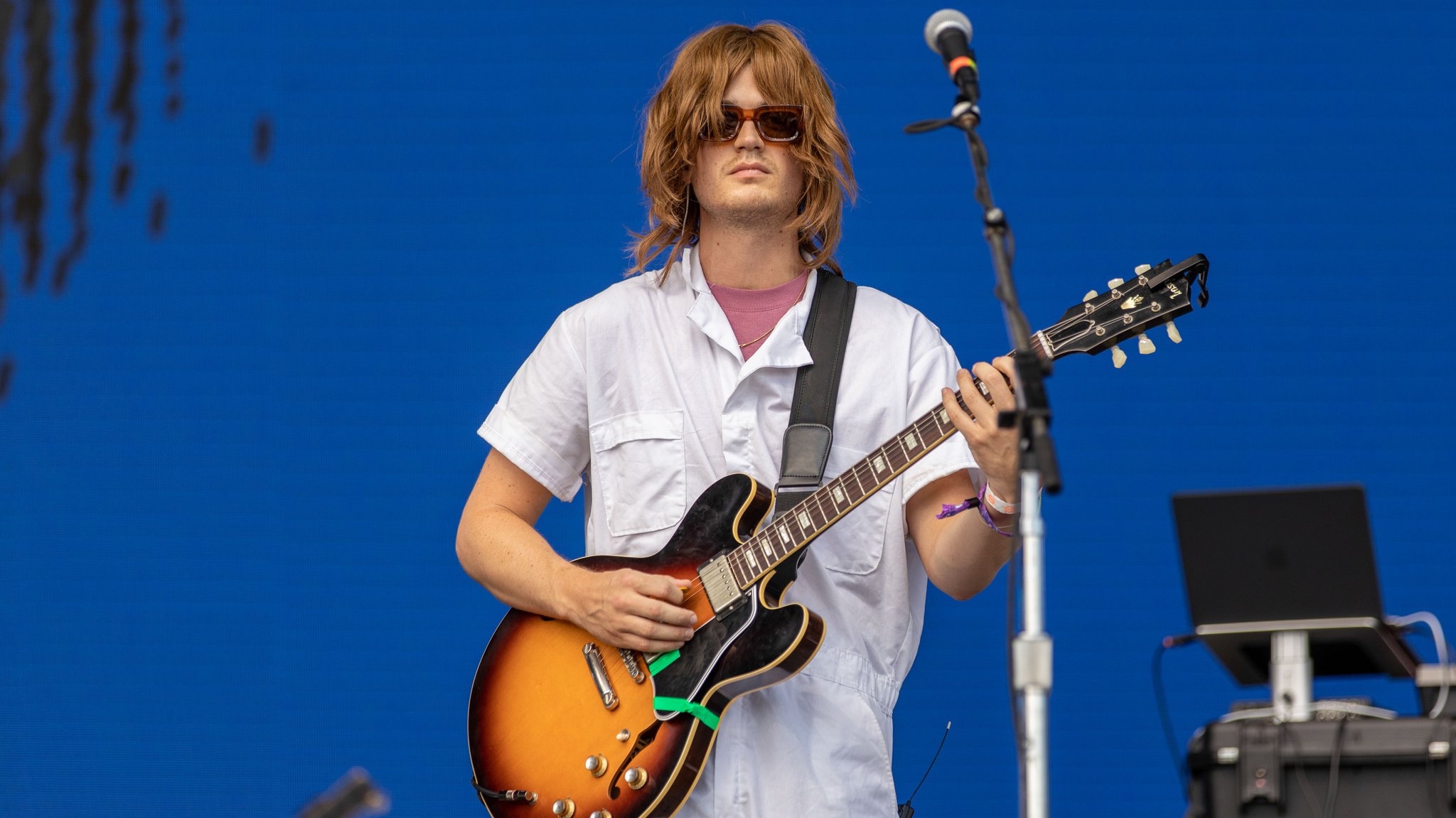 Er hat's versucht: Joe Keery alias Djo mit Perücke und Sonnenbrille beim Lollapalooza Festival am 31. Juli 2022 in Chicago, Illinois | Bild: picture alliance / ZUMAPRESS.com | Daniel DeSlover Er hat's versucht: Joe Keery alias Djo mit Perücke und Sonnenbrille beim Lollapalooza Festival am 31. Juli 2022 in Chicago, Illinois