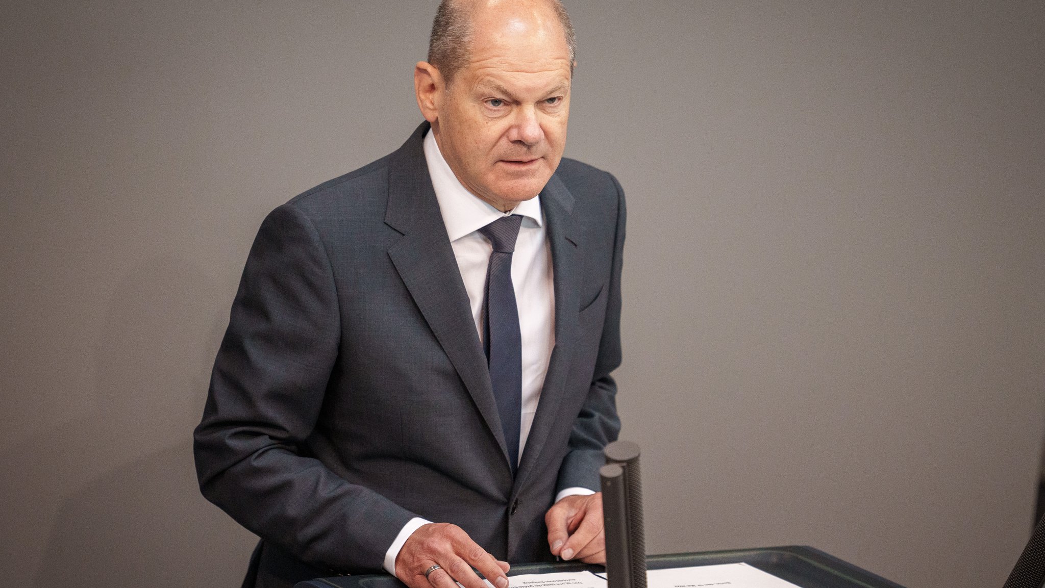 Kanzler Scholz bei einer Regierungserklärung im Bundestag. 