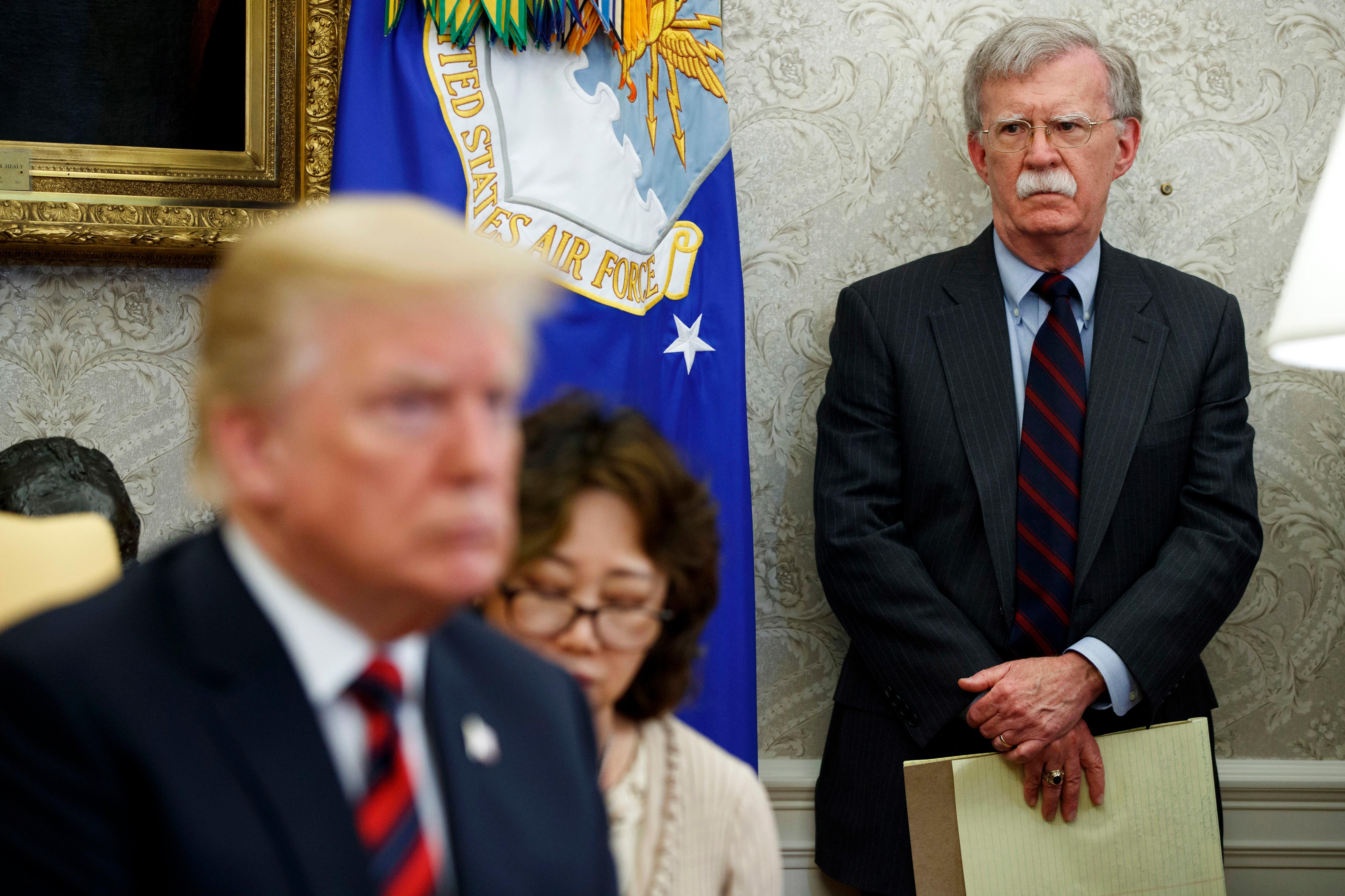 ARCHIV - 22.05.2018, USA, Washington: John Bolton (r), US-Sicherheitsberater, steht neben US-Präsident Trump. | Bild:Evan Vucci/AP/dpa 
