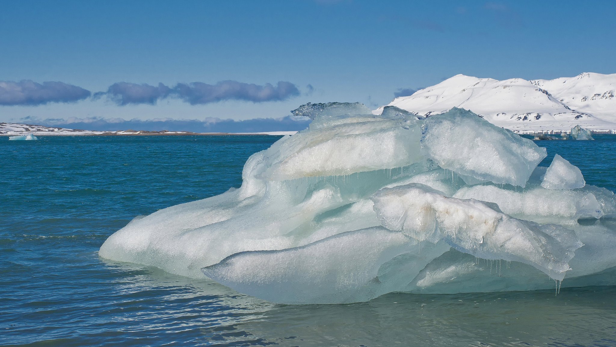 Eisscholle auf Wasser schmilzt; blauer Himmel, Sonne; Das Klima ist ein großes Thema der kommenden Bundestagswahl. Richtungsweisend dafür könnte durchaus auch der Bericht des Weltklimarats sein. Denn dessen Empfehlungen gelten als zentral für die weltweite Klimapolitik.