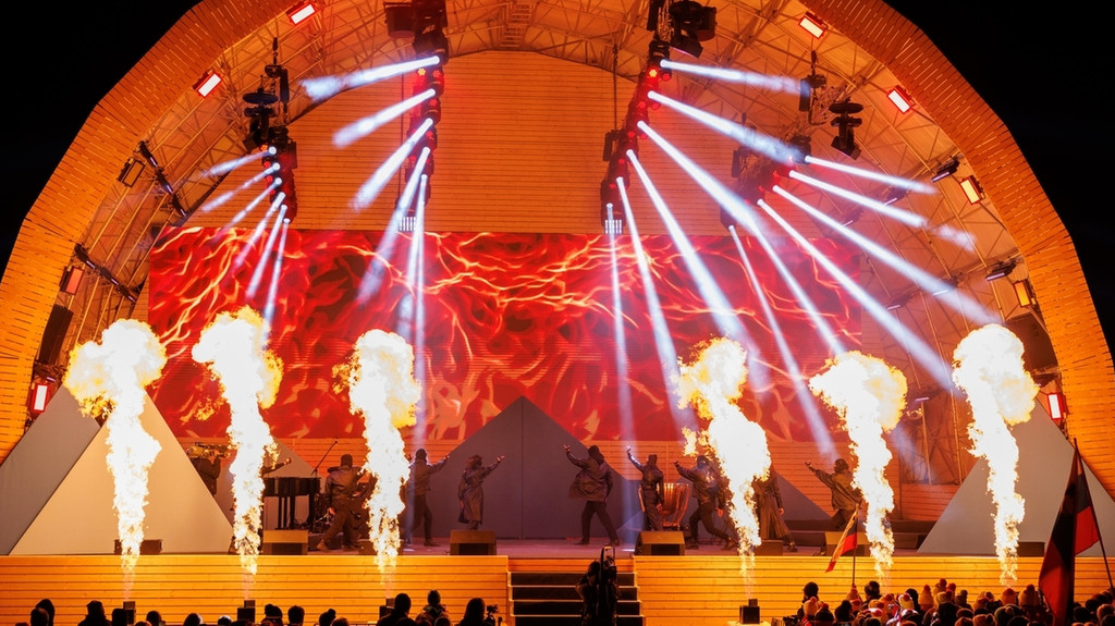 Künstler performen bei der Eröffnungsfeier auf der Bühne. | Bild: dpa-Bildfunk/Daniel Karmann Künstler performen bei der Eröffnungsfeier auf der Bühne.