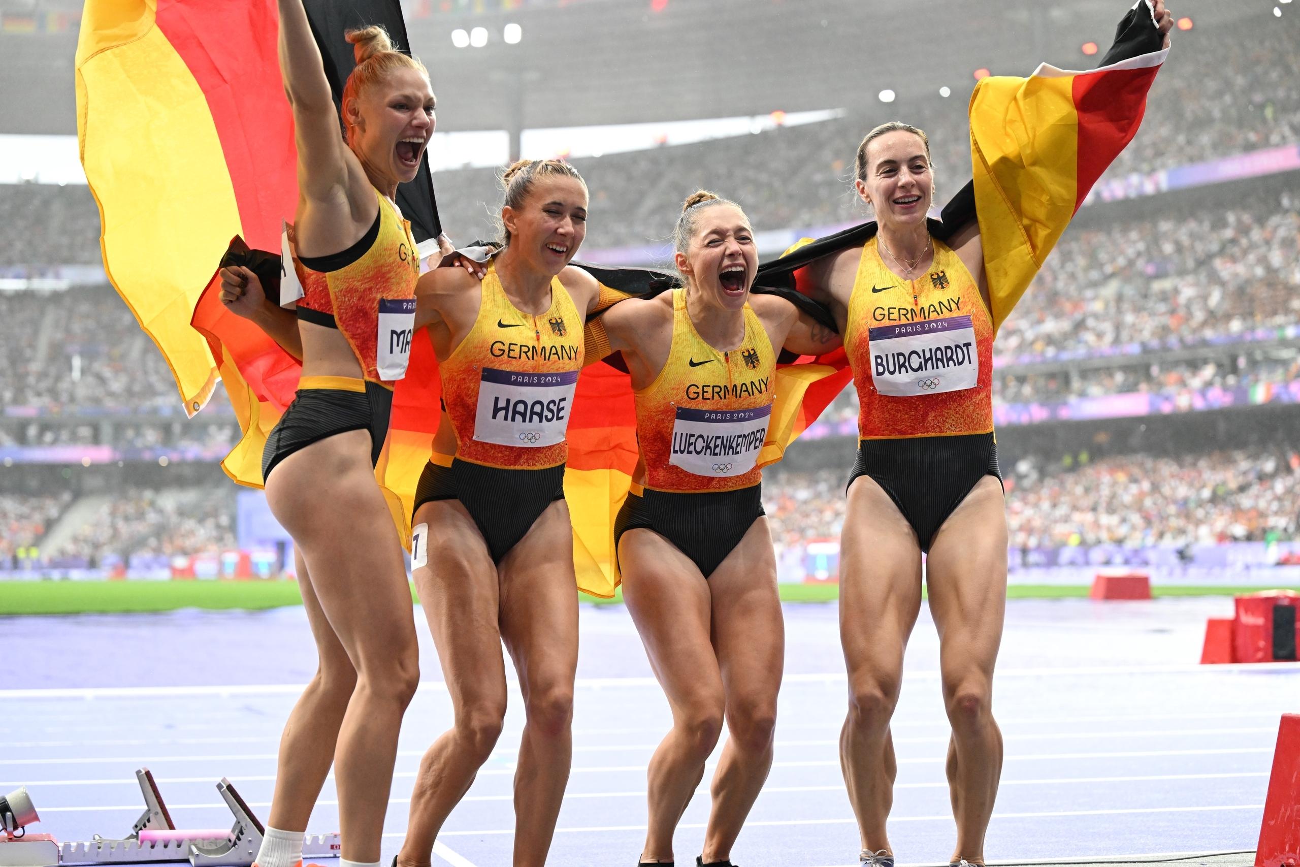 Deutschlands Lisa Mayer, Rebekka Haase, Gina Lückenkemper und Alexandra Burghardt 