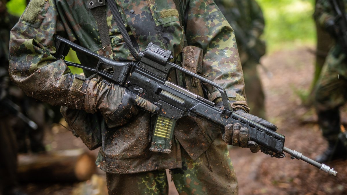 Ein Reservist der Bundeswehr hält auf einem Übungsplatz ein Sturmgewehr vom Typ G36 des Herstellers Heckler & Koch in seinen Händen.