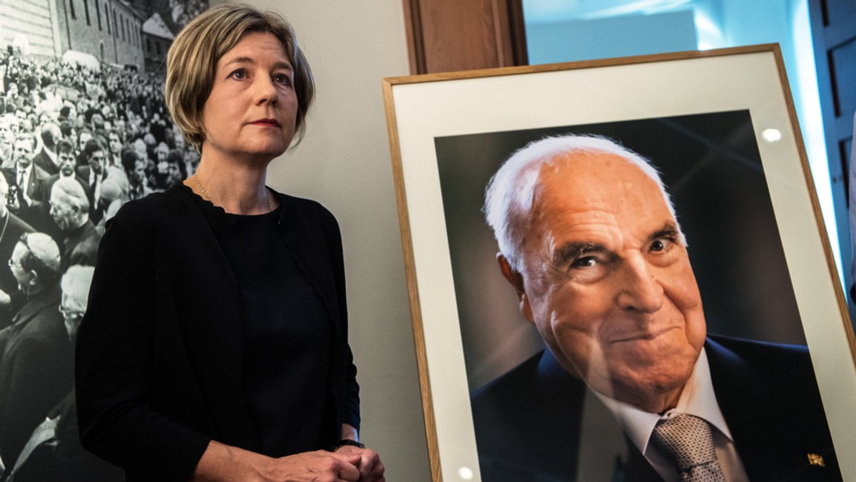 17.07.2018, Rheinland-Pfalz, Speyer: Maike Kohl-Richter, Witwe von Altbundeskanzler Helmut Kohl, steht neben dem Porträt ihres Mannes.
