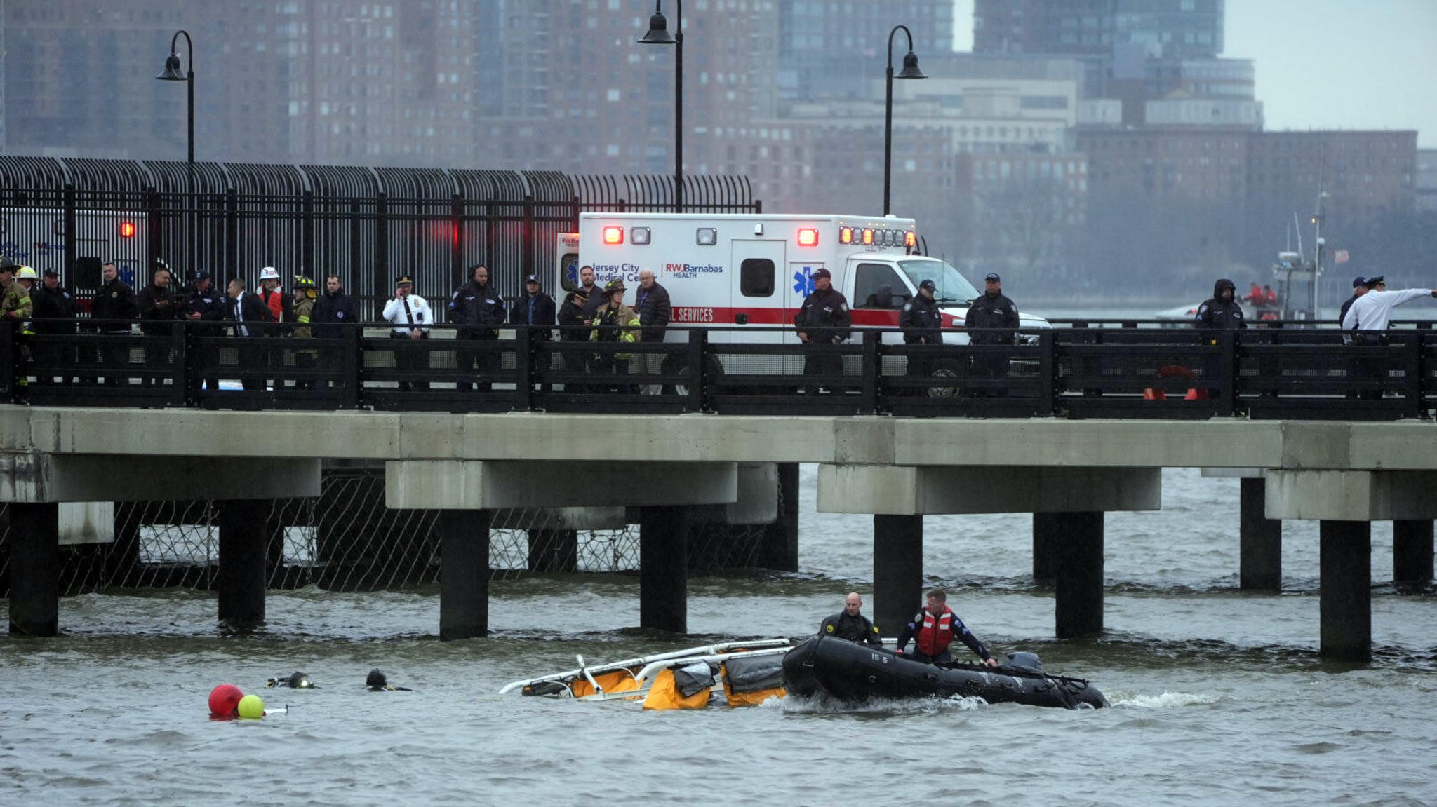 Polizei und Feuerwehr arbeiten am Unglücksort, nachdem am 10. April 2025 ein Hubschrauber nahe Lower Manhattan in den Hudson River gestürzt ist.