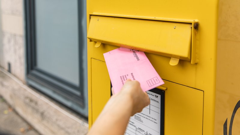 Ein Briefwahlumschlag wird in den Briefkasten geworfen | Bild: BR/Leon Baatz Ein Briefwahlumschlag wird in den Briefkasten geworfen