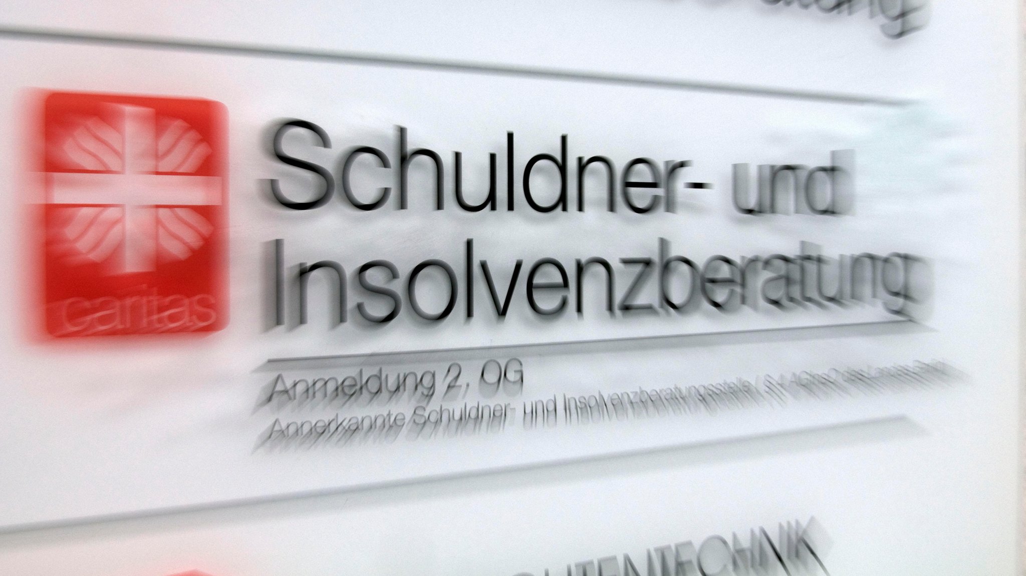 Caritas, Schild der Schuldnerberatung und Insolvenzberatung