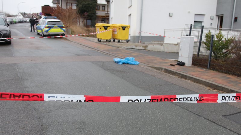 In Heilsbronn wurde ein 40-Jähriger auf offener Straße niedergestochen. | Bild: News5/ Markus Zahn In Heilsbronn wurde ein 40-Jähriger auf offener Straße niedergestochen.