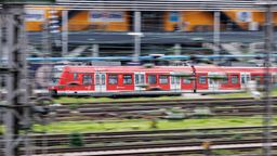Eine S-Bahn fährt in den Münchner Hauptbahnhof ein. | Bild:dpa-Bildfunk/Matthias Balk