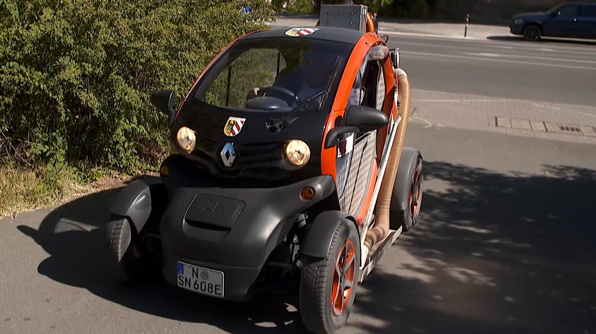 Ein Auto der Stadt Nürnberg, das Hundehaufen einsammelt.