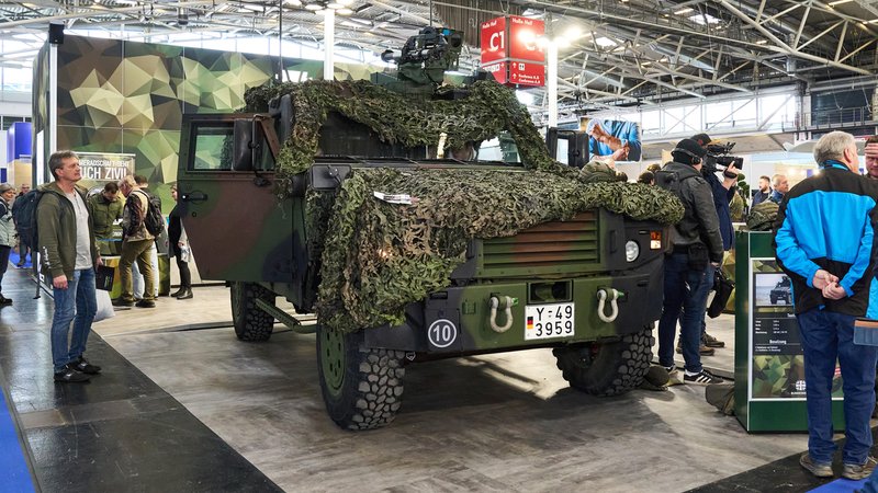 München, 12.03.25: Ein gepanzertes Bundeswehrfahrzeug auf dem Messestand der Bundeswehr bei der Internationalen Handwerksmesse IHM (Symbolbild). | Bild: pa/CHROMORANGE/Michael Bihlmayer München, 12.03.25: Ein gepanzertes Bundeswehrfahrzeug auf dem Messestand der Bundeswehr bei der Internationalen Handwerksmesse IHM (Symbolbild).