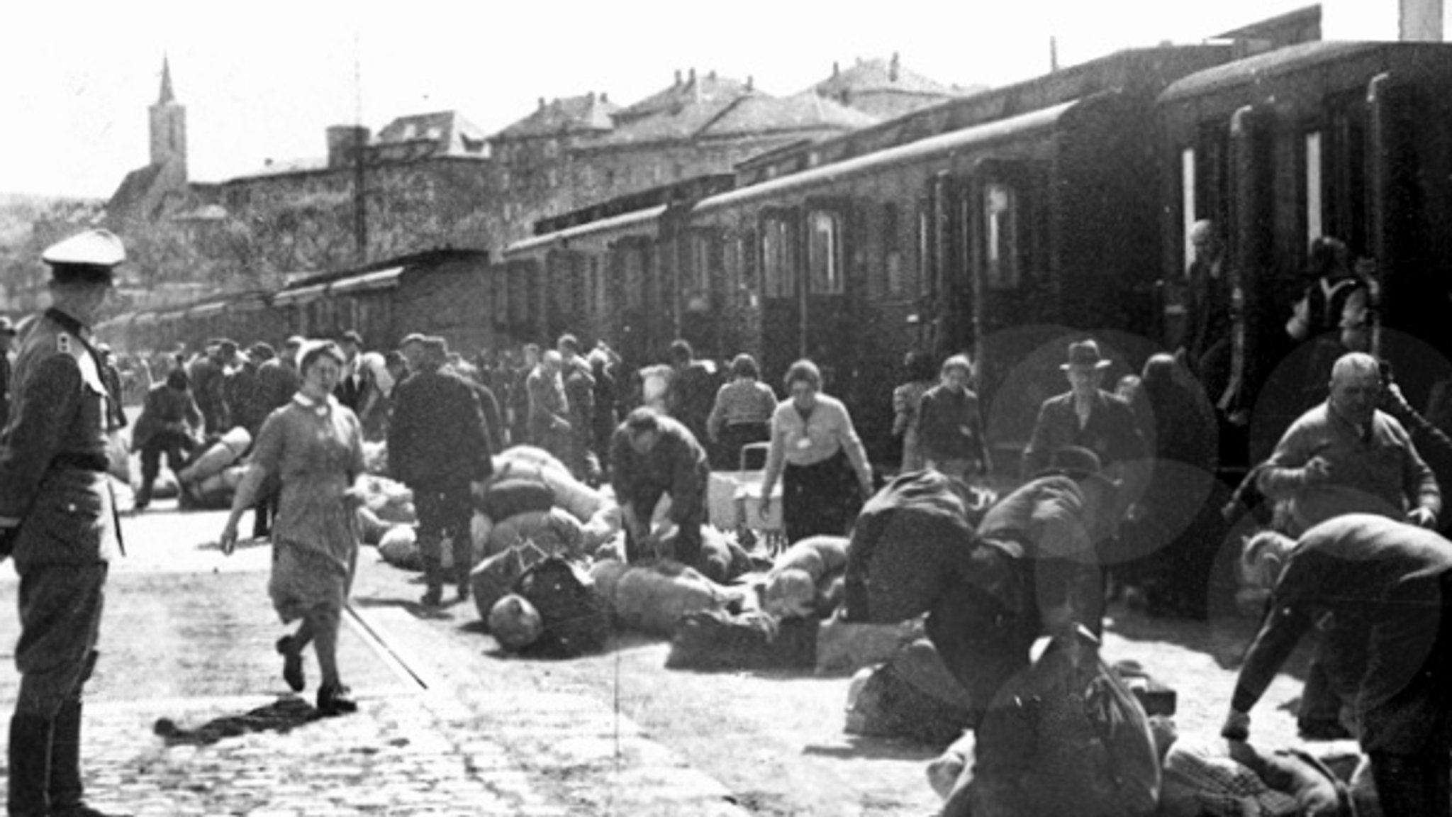 Menschen und Gepäck vor den Waggons in Würzburg.