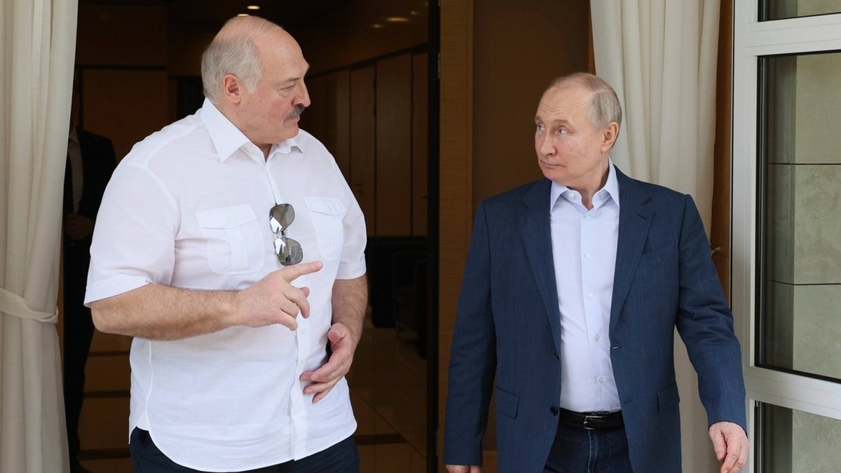 Archivbild vom 09.06.2023, Russland, Sotschi: Wladimir Putin (r), Präsident von Russland, und Alexander Lukaschenko, Präsident von Belarus, sprechen während ihres Treffens.