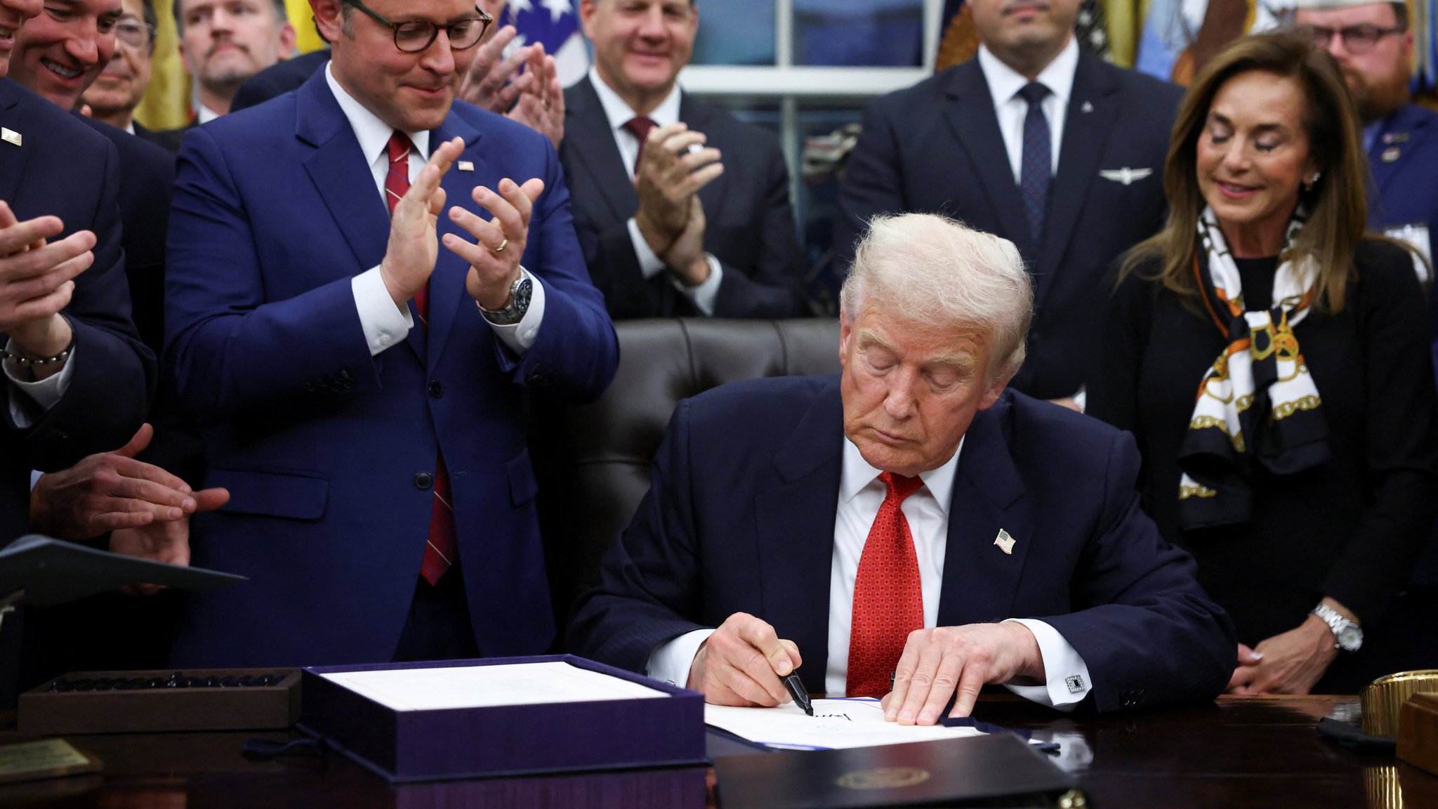 Präsident Donald Trump unterschrieb einen Übergangshaushalt | Bild: REUTERS/Kevin Lamarque Präsident Donald Trump unterschrieb einen Übergangshaushalt