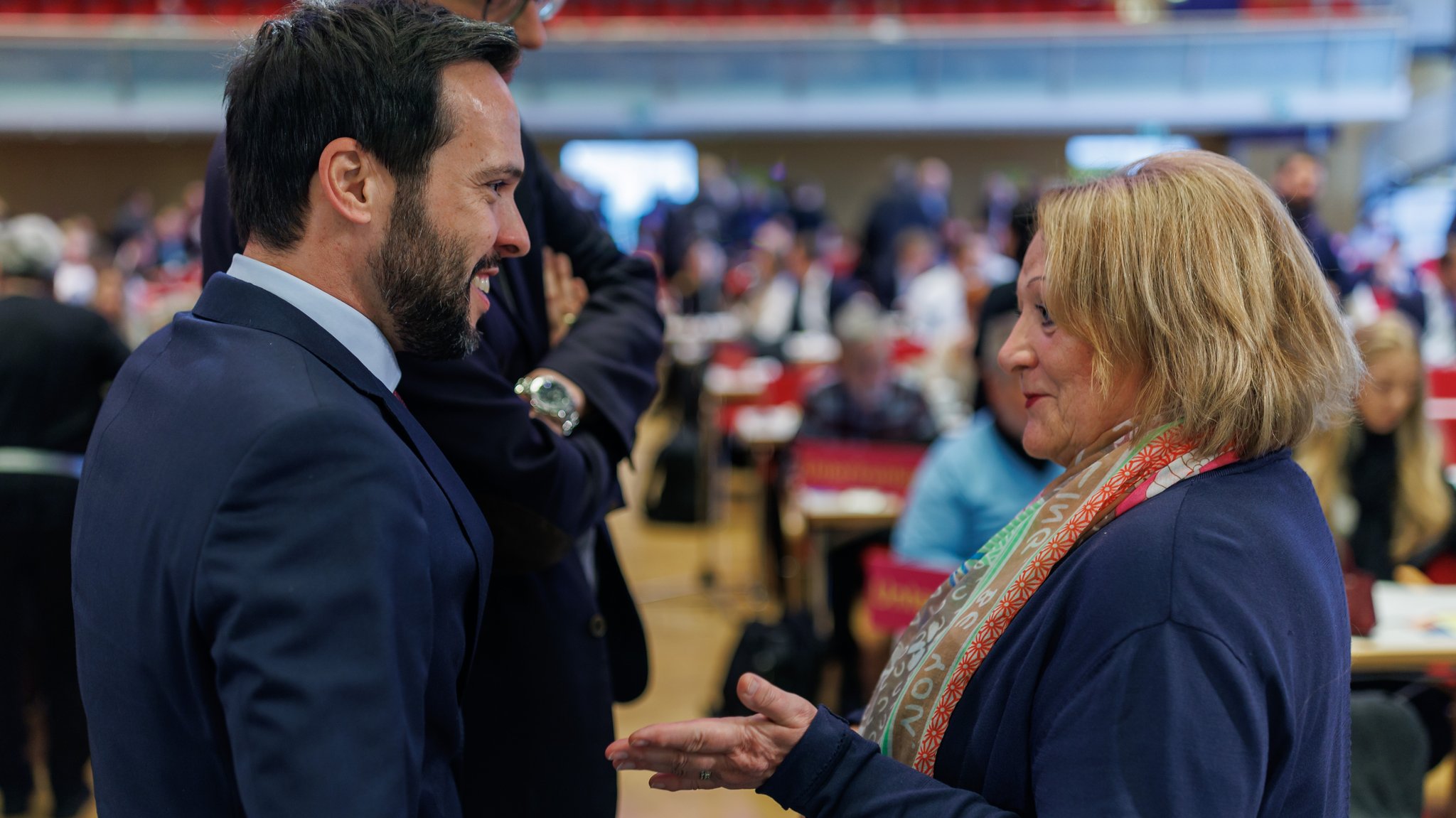 12.11.22: Bayerns FDP-Chef Hagen (l.) unterhält sich beim Landesparteitag in Amberg mit Ex-Bundesministerin Sabine Leutheuser-Schnarrenberger.