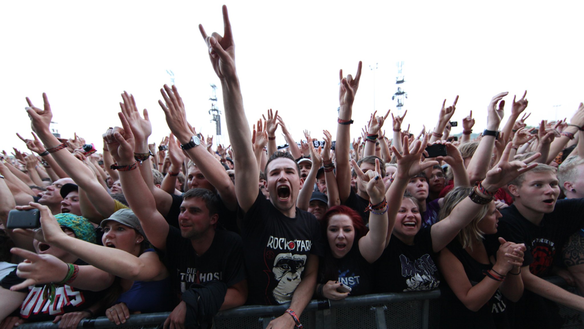 Jubelnde Besucher eines Musikfestivals. | Bild: BR/Matthias Kestel Jubelnde Besucher eines Musikfestivals.