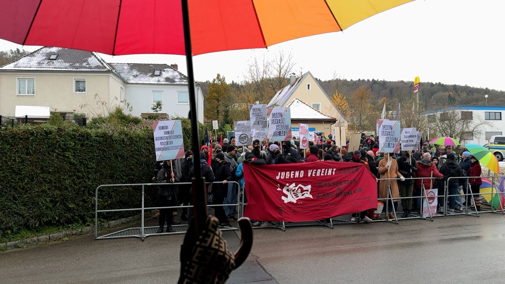 Etwa 300 Menschen versammelten sich Ende November in der Gredinger Industriestraße, um gegen den Parteitag der AfD zu protestieren.