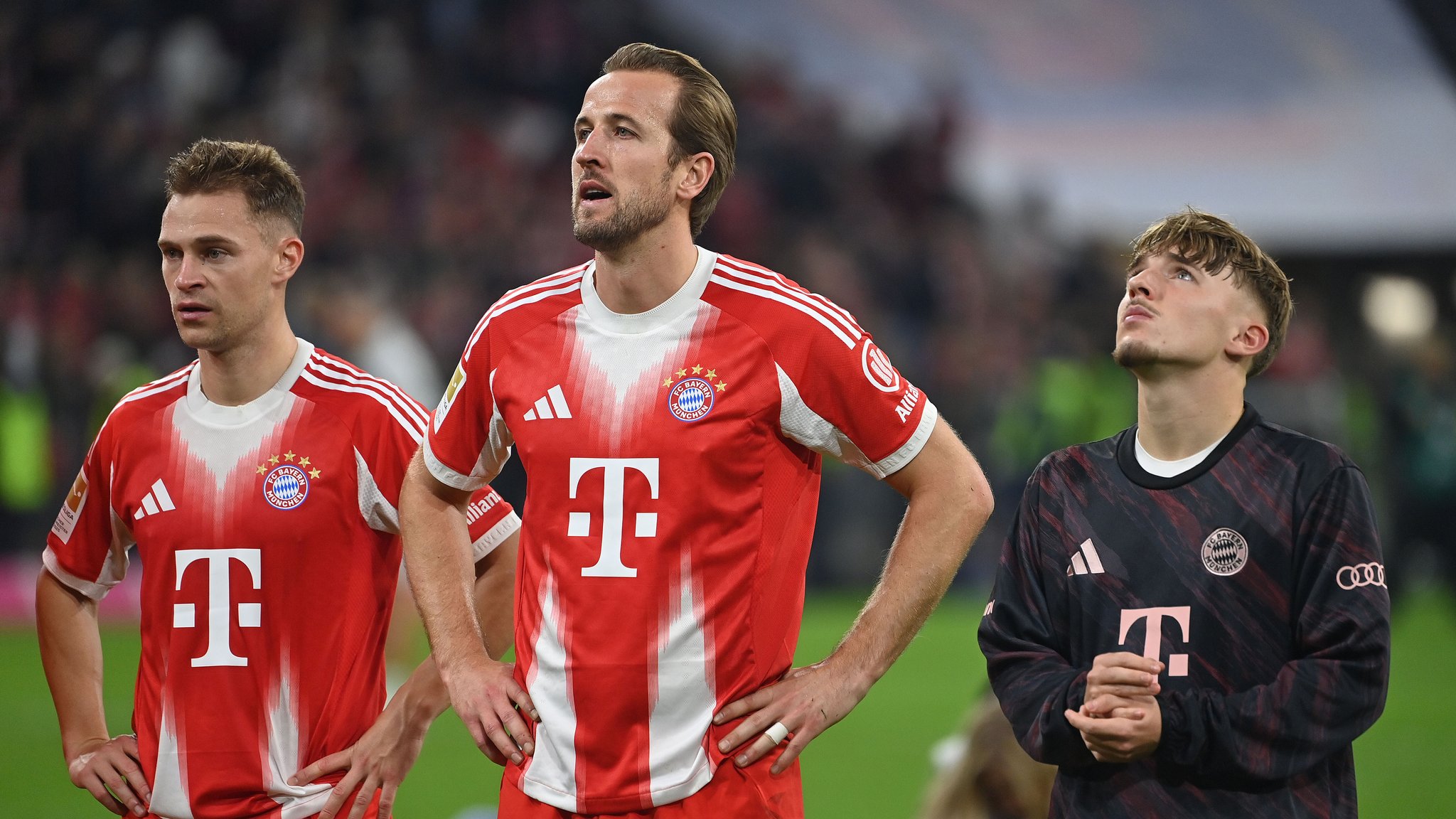 Joshua Kimmich (l.), Harry Kane und Lennart Karl | Bild: picture alliance / SvenSimon | Frank Hoermann/SVEN SIMON Joshua Kimmich (l.), Harry Kane und Lennart Karl