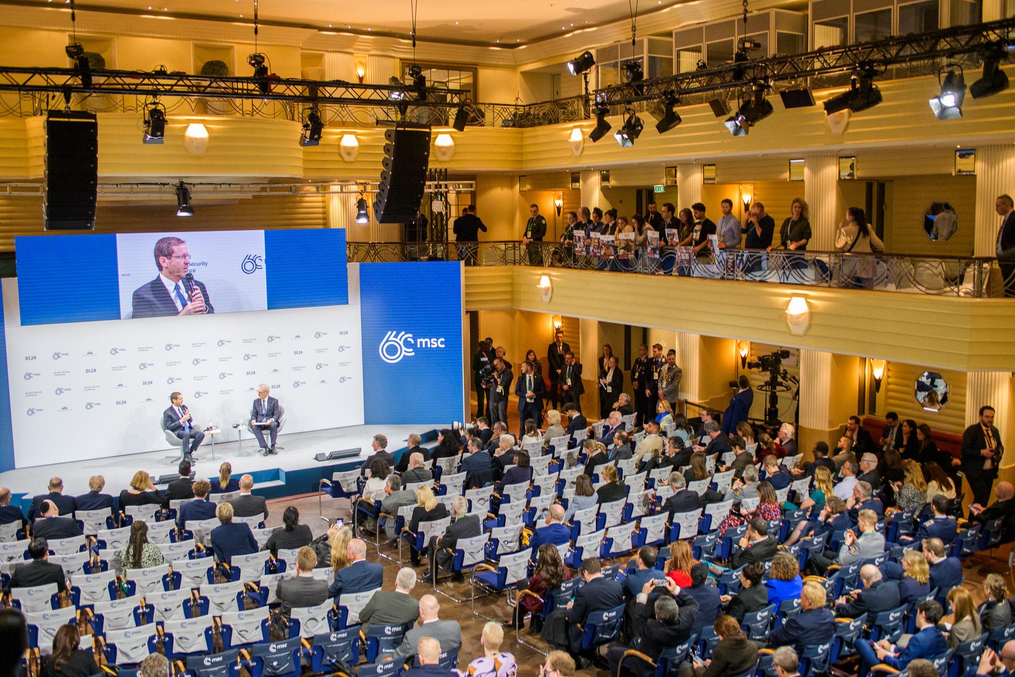 (Archivbild) Teilnehmende hören bei der Münchner Sicherheitskonferenz einem Panel-Talk zu