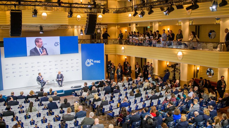 (Archivbild) Teilnehmende hören bei der Münchner Sicherheitskonferenz einem Panel-Talk zu | Bild: BR/Arno Trümper (Archivbild) Teilnehmende hören bei der Münchner Sicherheitskonferenz einem Panel-Talk zu