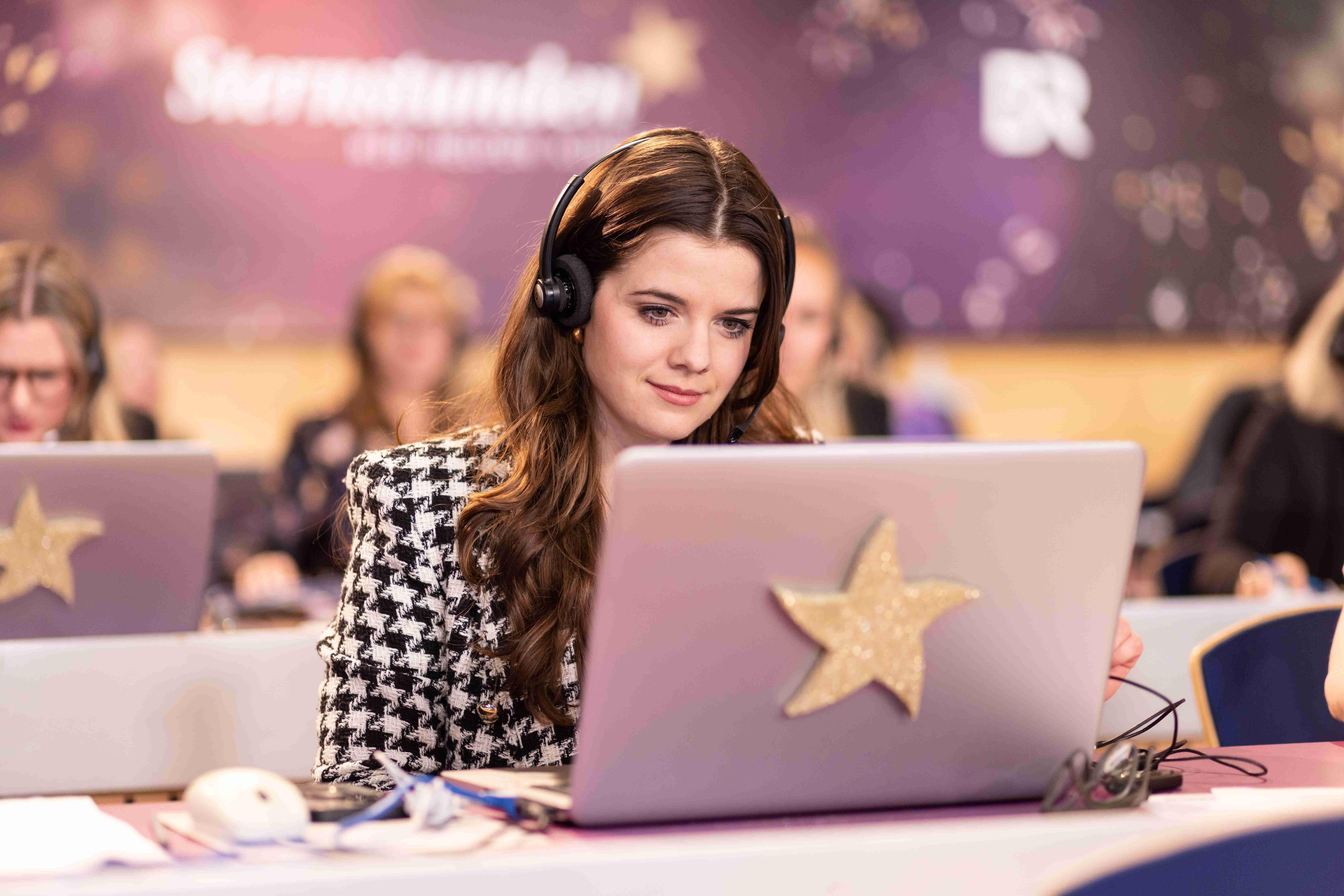 Julia Brestrich (Moderatorin, BR) am Spendentelefon.