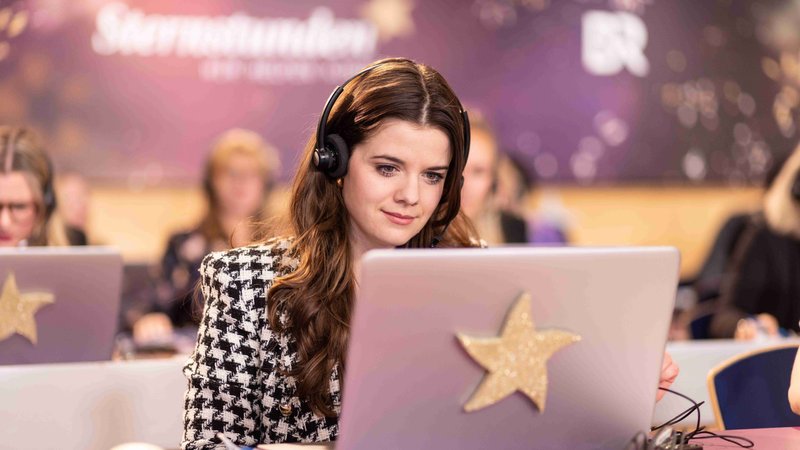 Julia Brestrich (Moderatorin, BR) am Spendentelefon. | Bild: BR/Markus Konvalin Julia Brestrich (Moderatorin, BR) am Spendentelefon.