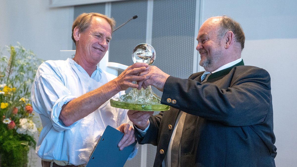 Markus Wasmeier (l), erhält von Sepp Obermeier, Vorsitzender des Bundes Bairischer Sprache, die Auszeichnung "Bairische Sprachwurzel".