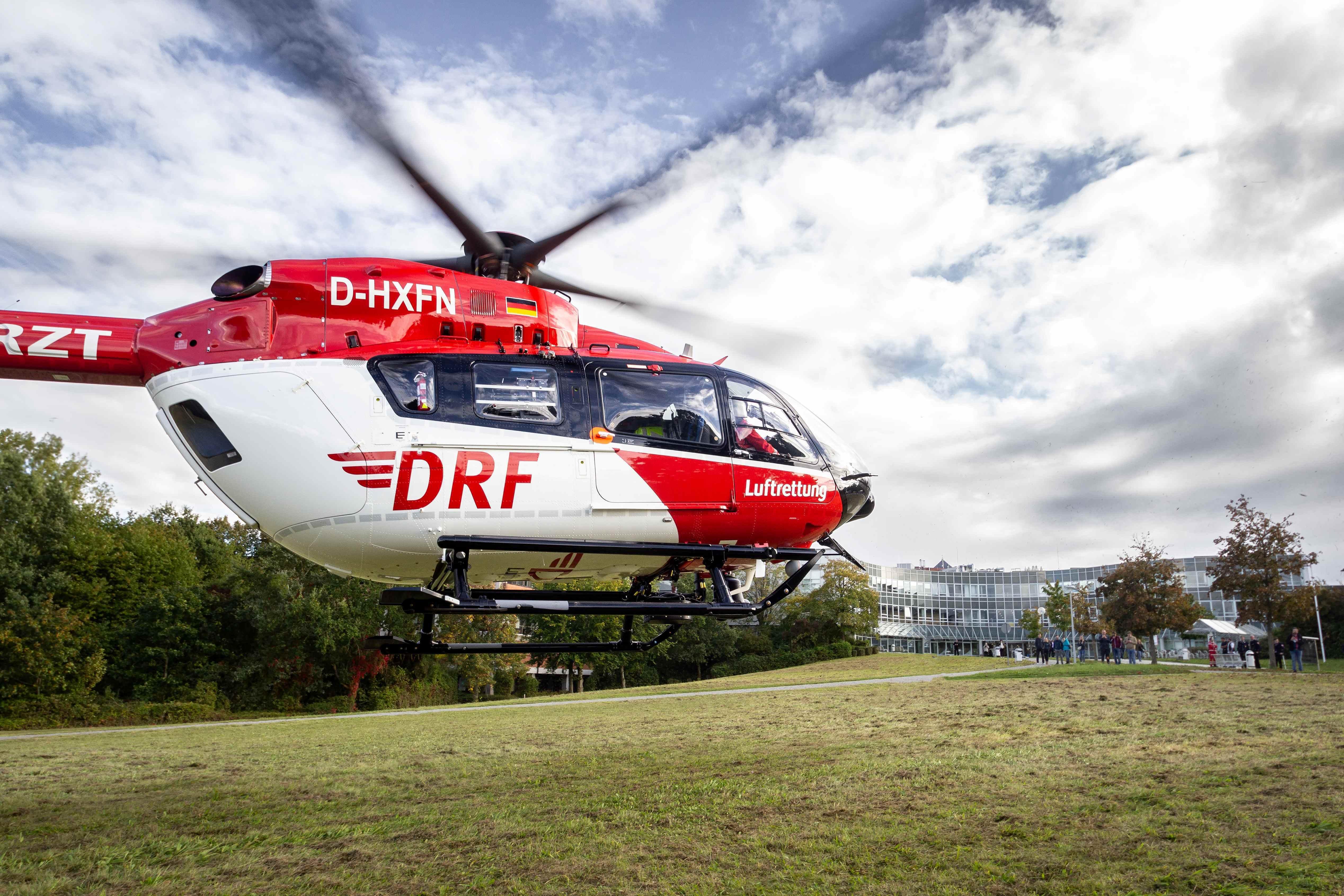 Der Rettungshubschrauber "Christoph Regensburg" hebt am Universitätsklinikum ab