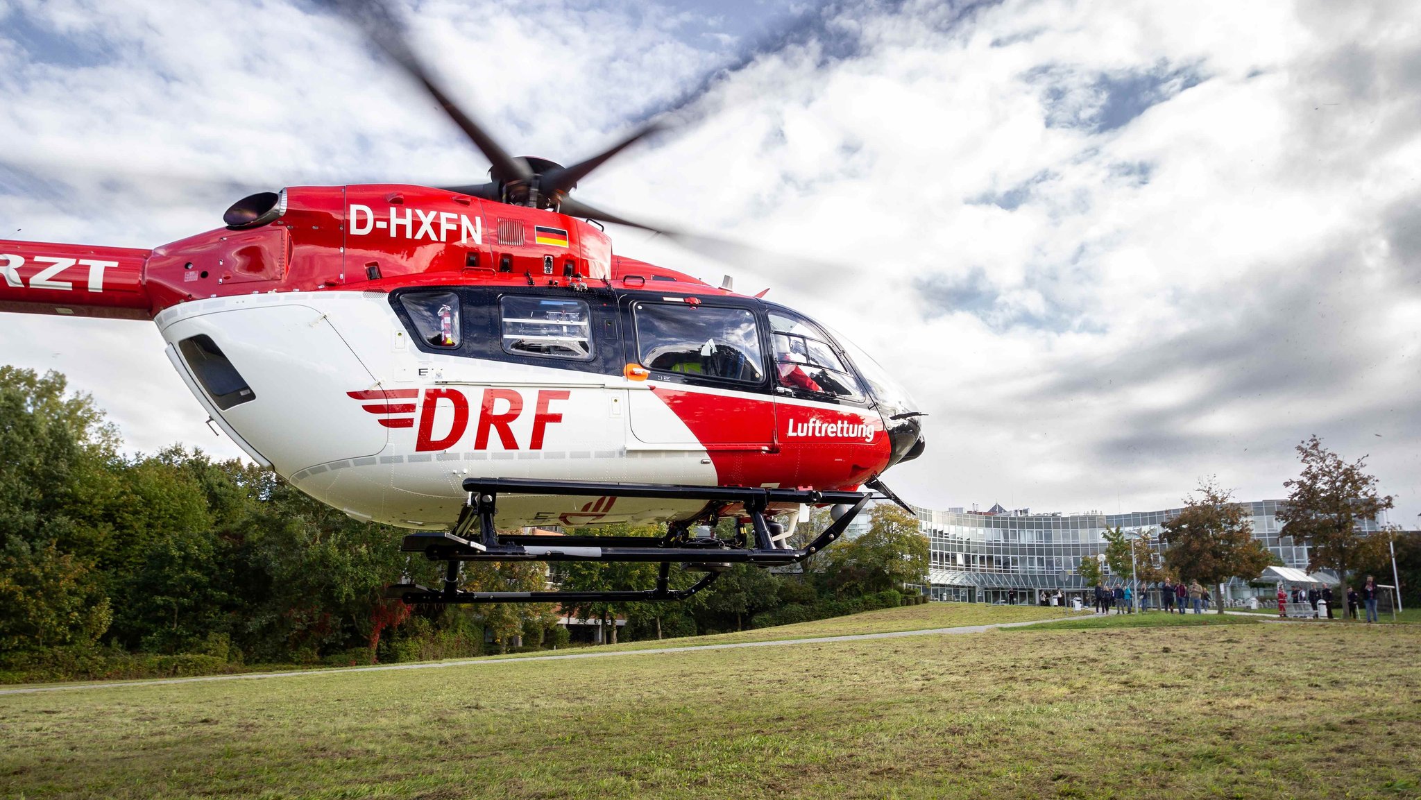 Der Rettungshubschrauber "Christoph Regensburg" hebt am Universitätsklinikum ab