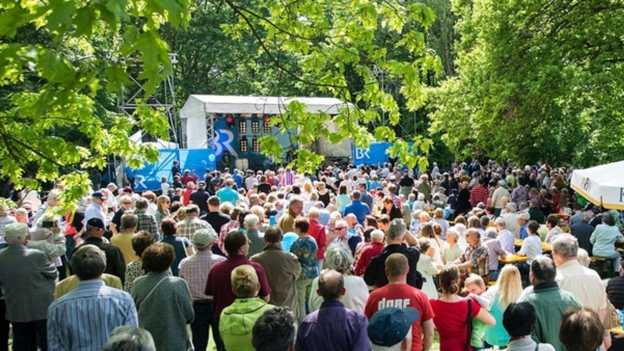 Eine Bühne steht im Park des Geländes von BR Franken. 