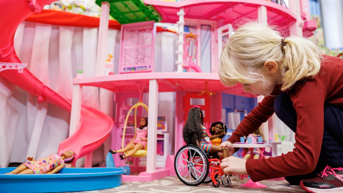 Mädchen spielt in Barbie-Traumvilla