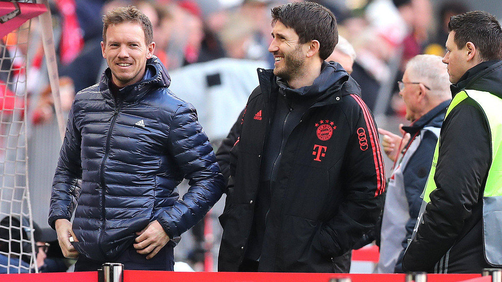 Julian Nagelsmann (li.) grinst. | Bild: picture alliance / firo Sportphoto / Marcel Engelbrecht Julian Nagelsmann (li.) grinst.