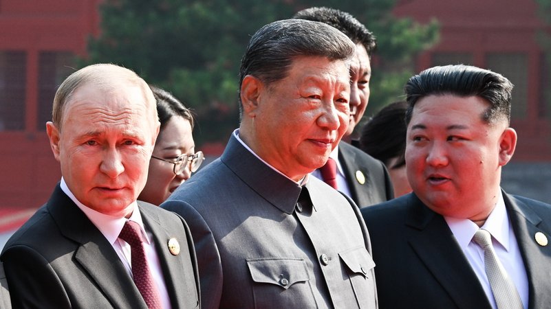 Die drei Staatschefs in Peking | Bild: Sergej Bobylev/Picture Alliance Die drei Staatschefs in Peking