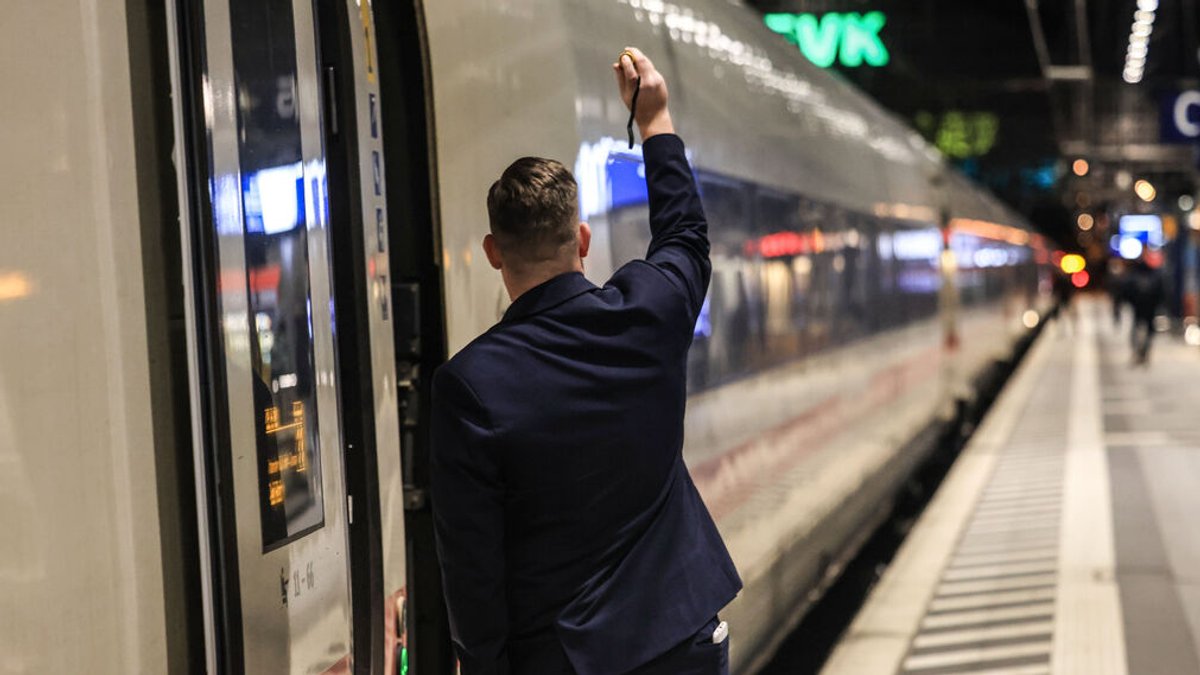 Ein Zugbegleiter eines ICE gibt im Hauptbahnhof das Signal zur Abfahrt. Die Lokführergewerkschaft GDL hat ihren mehrtägigen Streik im Personenverkehr der Deutschen Bahn vorzeitig beendet. Ab Betriebsstart will die Bahn nun wieder den normalen Fahrplan anwenden. Foto: Oliver Berg/dpa +++ dpa-Bildfunk +++