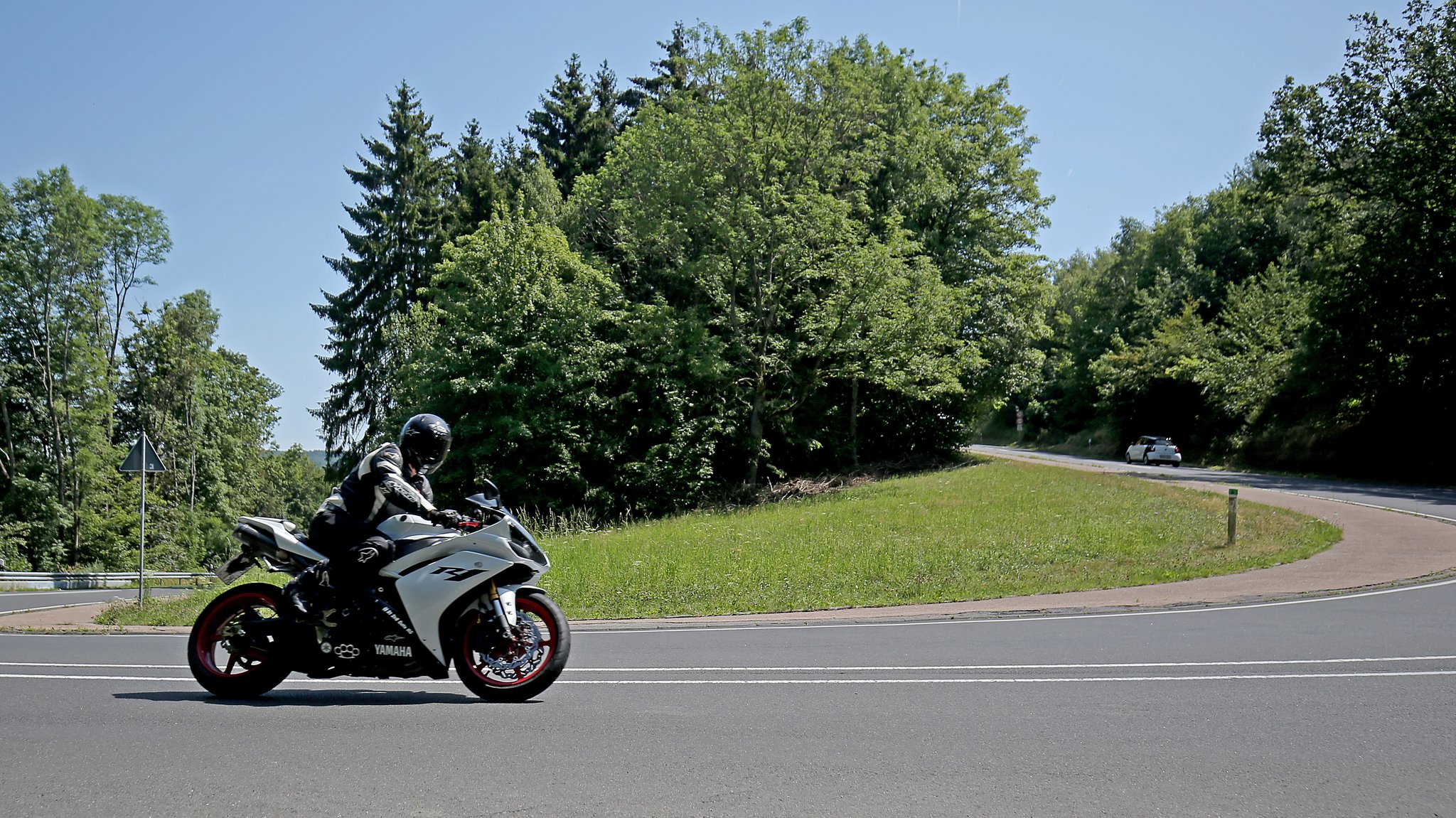 Motorradfahrer in Kurve