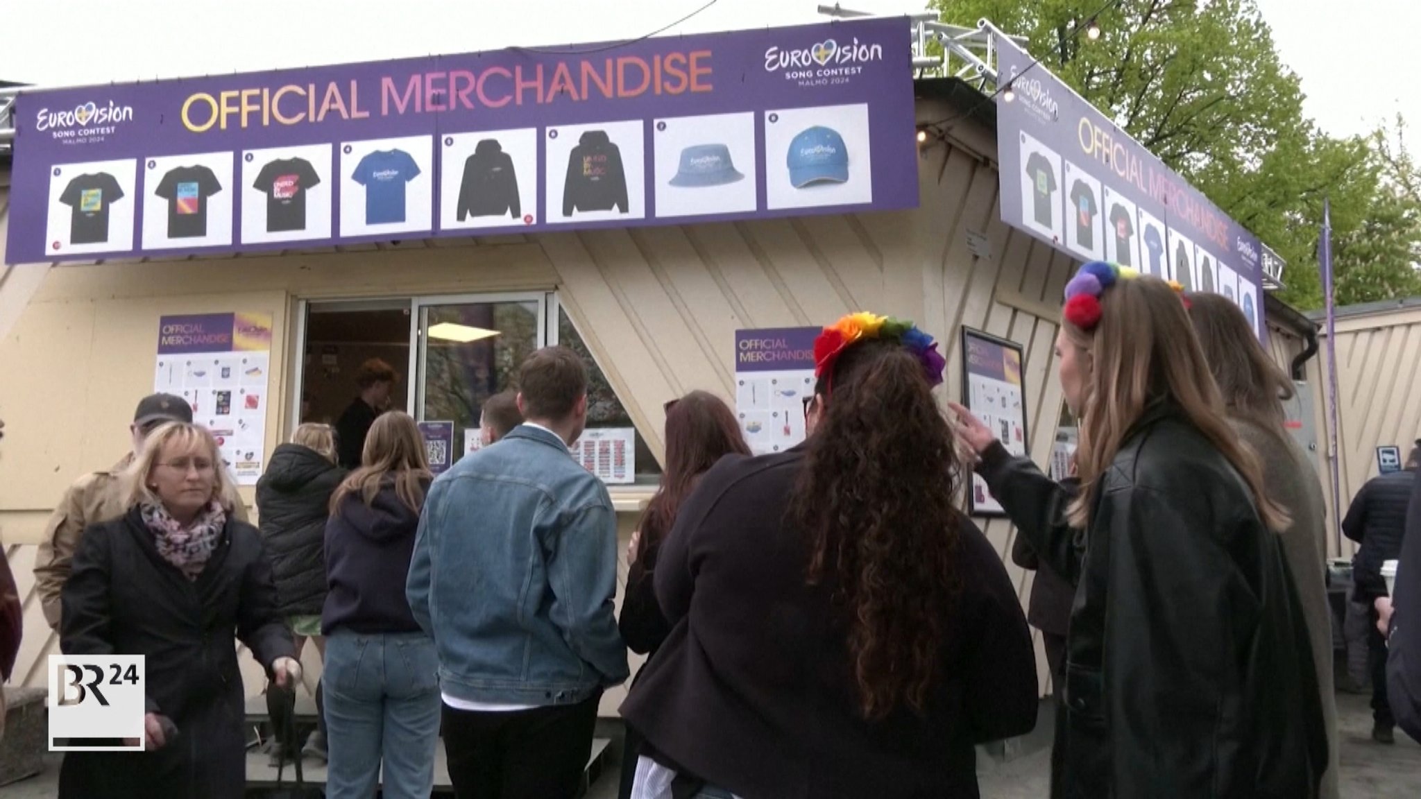 Menschen vor dem Merchandise-Shop des ESC