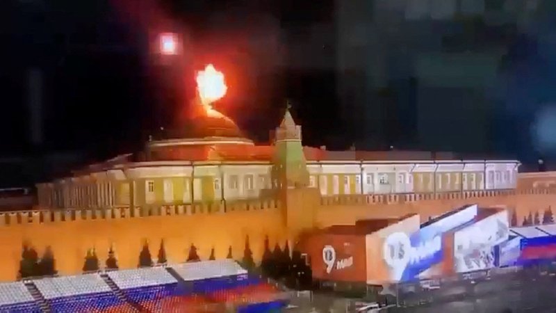 In diesem in den sozialen Medien verbreiteten Video ist zu sehen, wie ein Objekt nahe einer Kreml-Kuppel explodiert. 