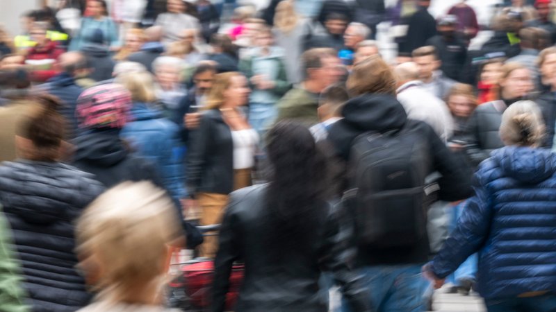 (Symbolbild) Viele Menschen unterwegs, verschwommen | Bild: dpa-Bildfunk/Peter Kneffel (Symbolbild) Viele Menschen unterwegs, verschwommen