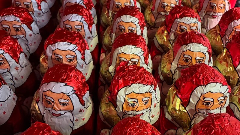 Mehrere Schokonikoläuse stehen nebeneinander in einem Supermarktregal. | Bild: picture alliance / SchwabenPress | Guenter Hofer Mehrere Schokonikoläuse stehen nebeneinander in einem Supermarktregal.