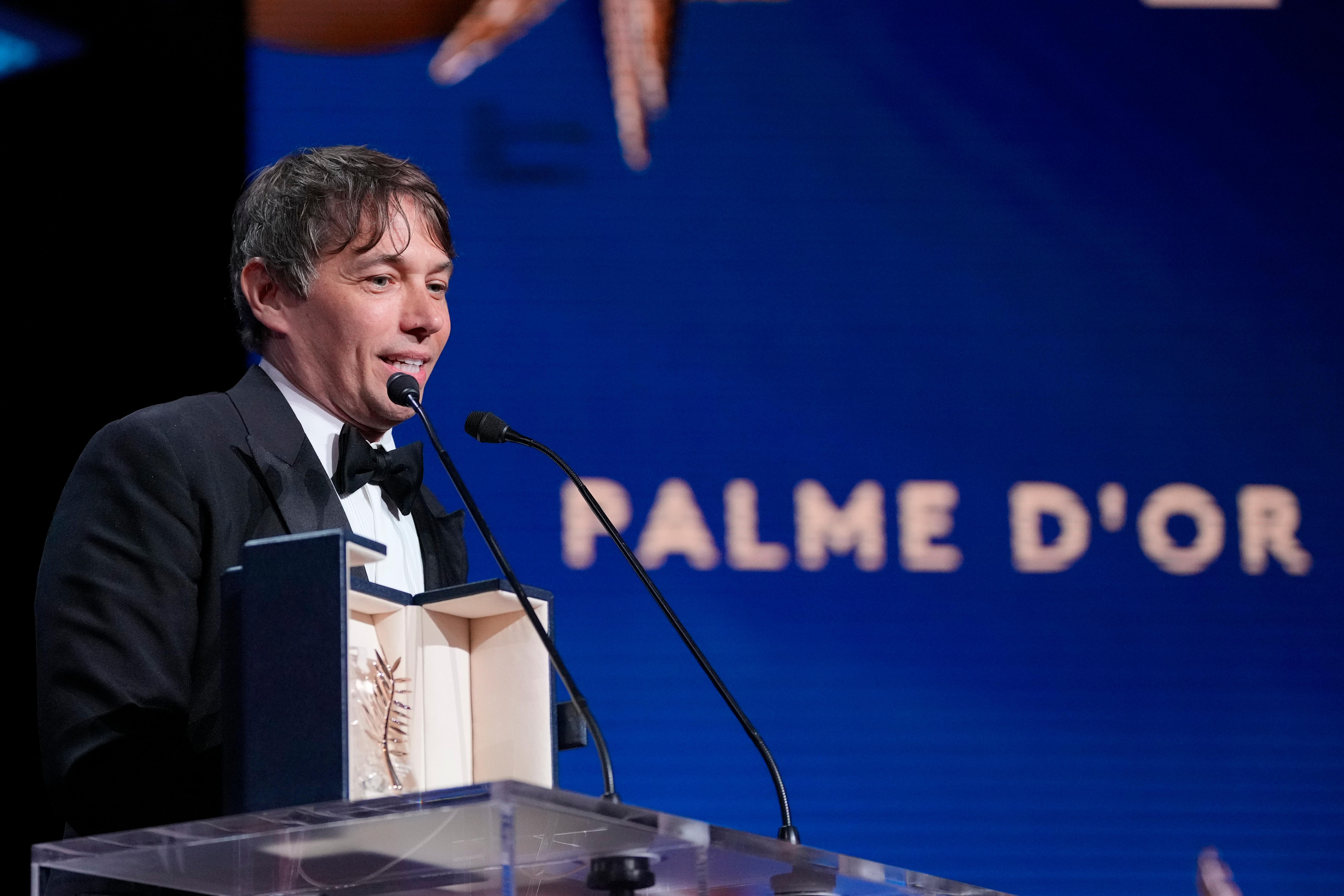 Regisseur Sean Baker nimmt die Goldene Palme für seinen Film "Anora" auf den 77. Filmfestspielen von Cannes entgegen.
