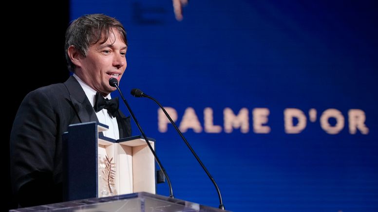 Regisseur Sean Baker nimmt die Goldene Palme für seinen Film "Anora" auf den 77. Filmfestspielen von Cannes entgegen. | Bild:picture alliance / Andreea Alexandru/Invision/AP | Andreea Alexandru