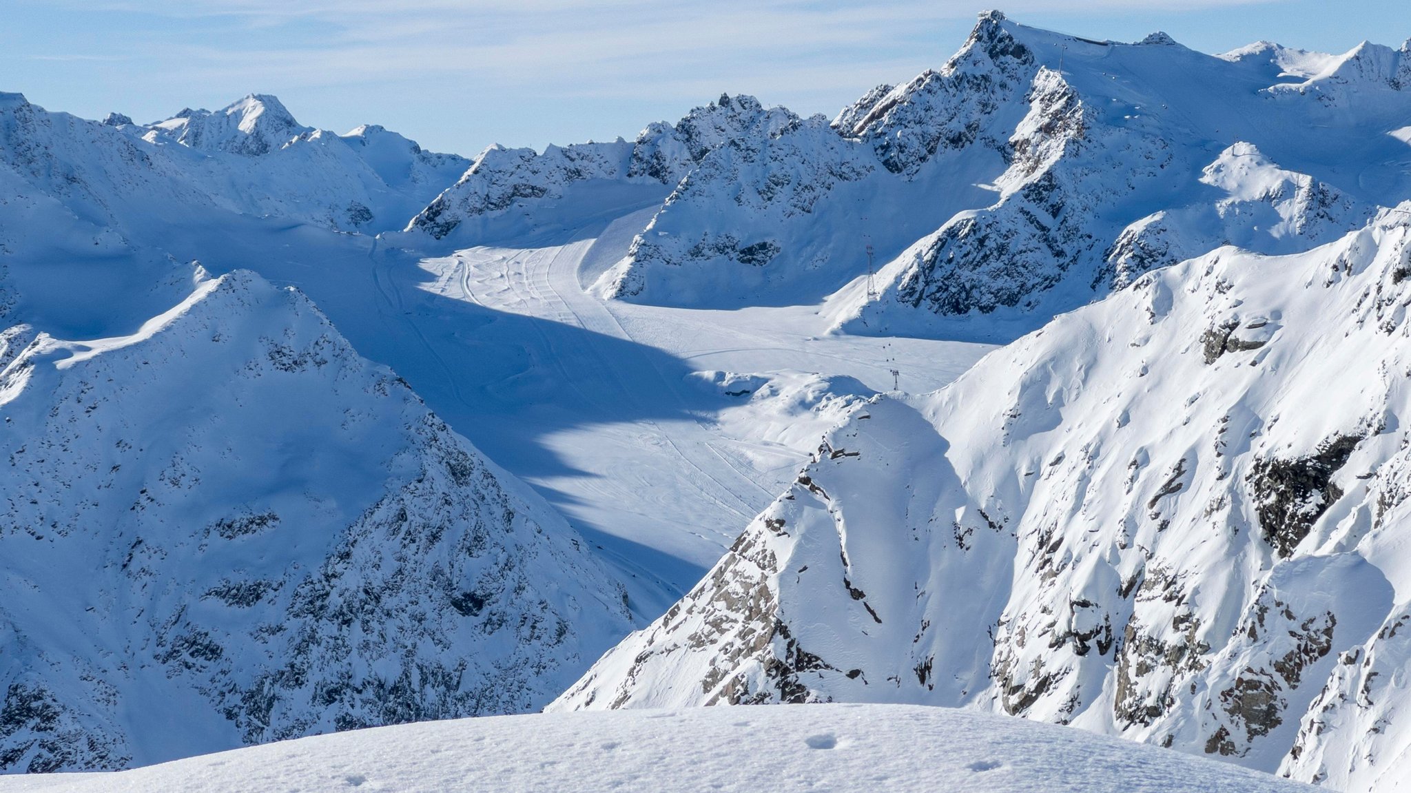 Blick von der Bergstation der Tiefenbachbahn des Tiefenbachgletschers hinüber ins benachbarte Pitztaler Gletscherskigebiet.