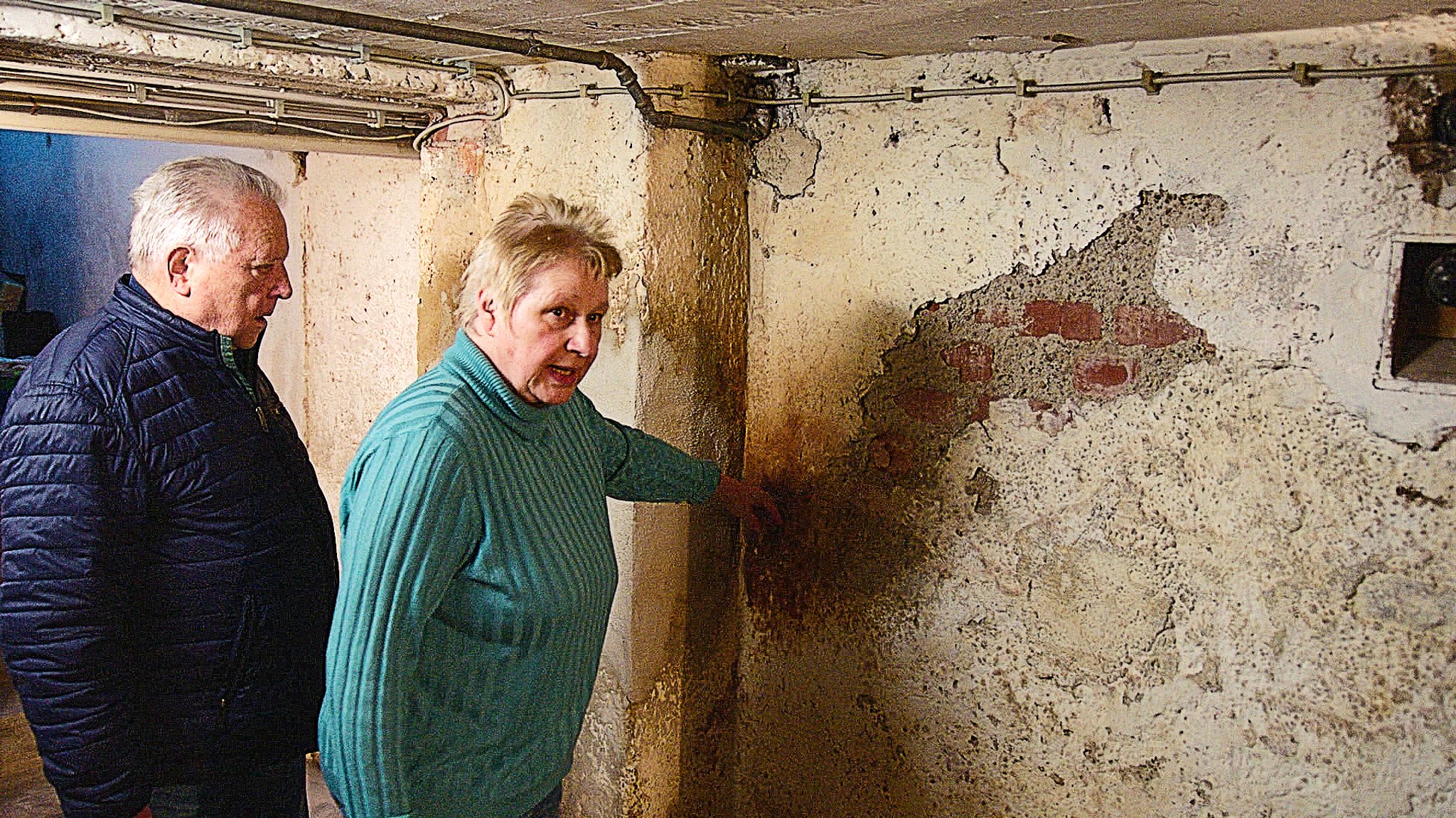 Das Ehepaar Brummer steht in seinem feuchten Keller.