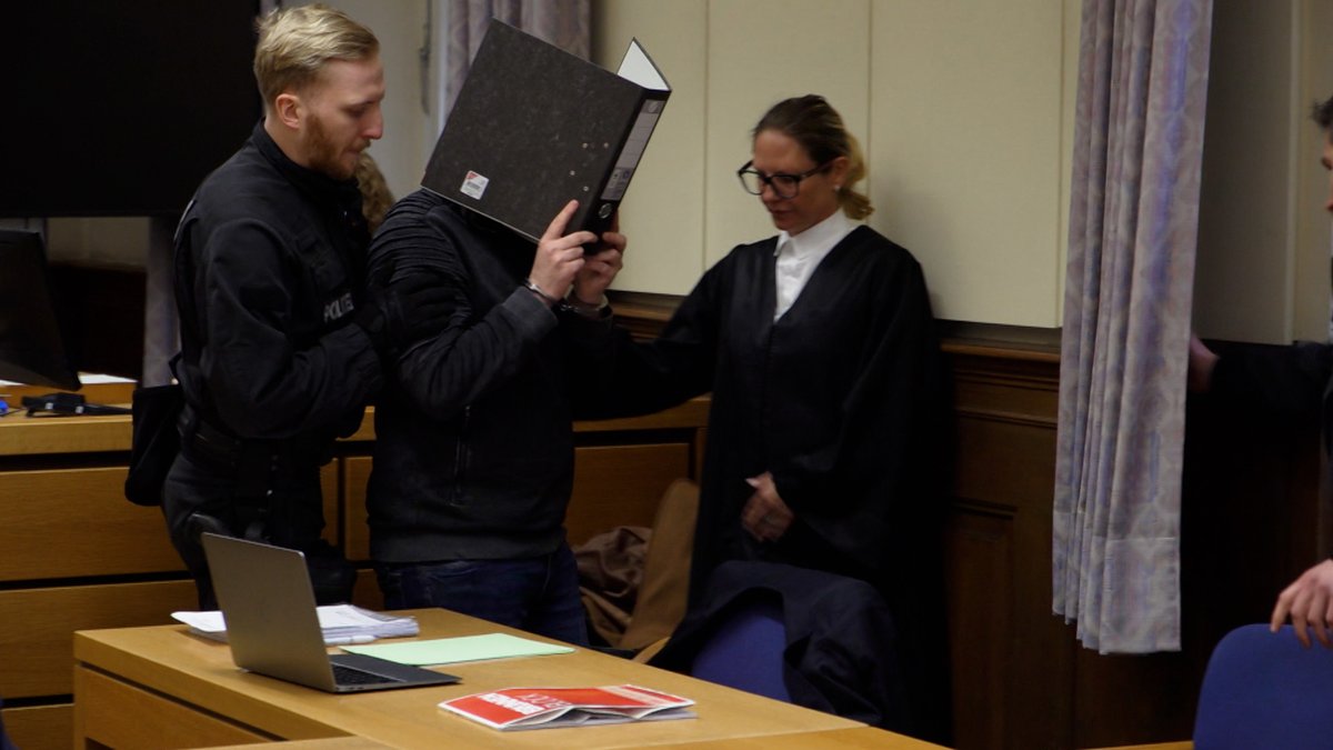 Angeklagter entschuldigt sich für Messerattacke auf Kollegin