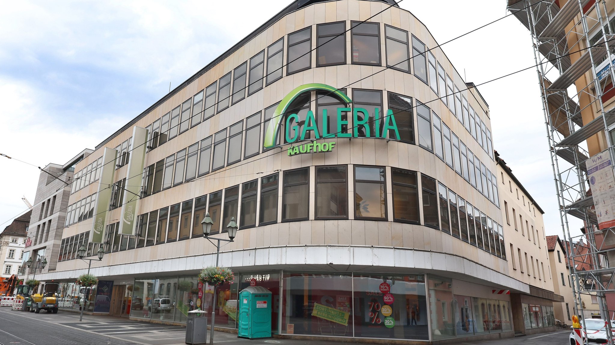 Die Galeria-Kaufhof-Filiale in Würzburg wurde 2025 zwar gerettet. Die wirtschaftliche Situation sehen die Unterfranken aber insgesamt kritisch.