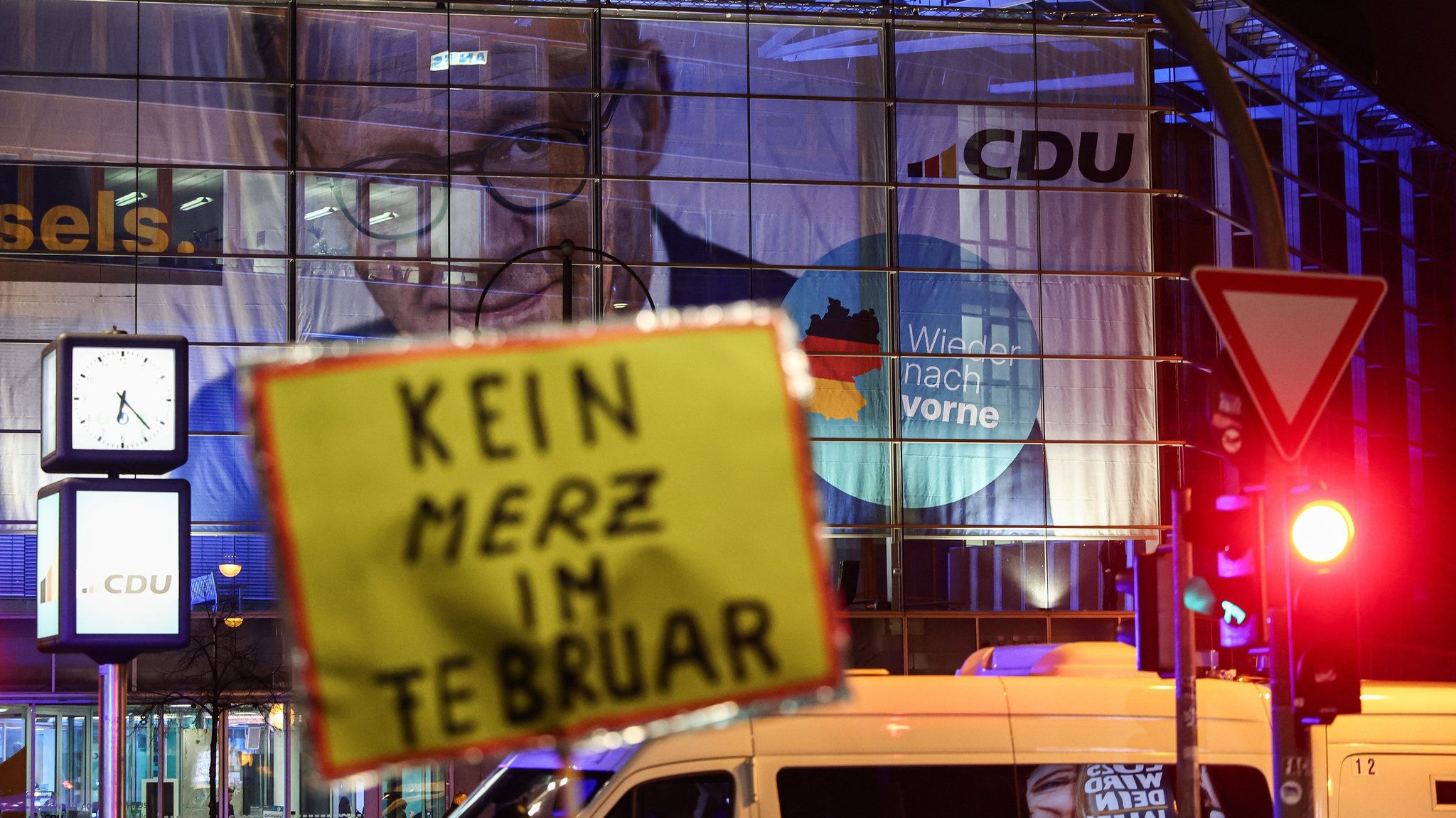 Ein Demonstrant hält ein Schild "Kein Merz im Februar" vor der CDU-Parteizentrale in Berlin. 