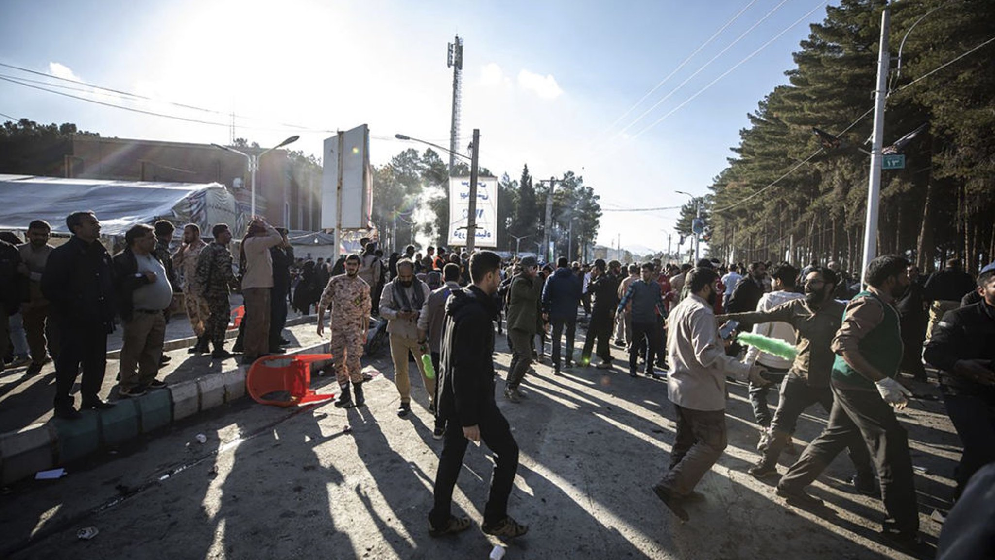 dpatopbilder - 03.01.2024, Iran, Kerman: Menschen versammeln sich nach Explosionen auf einer Straße. Nach zwei verheerenden Explosionen am Todestag des mächtigen iranischen Generals Ghassem Soleimani in dessen Heimatstadt Kerman ist die Zahl der Todesopfer weiter gestiegen. Foto: Mahdi Karbakhsh Ravari/Mehr News Agency/AP/dpa +++ dpa-Bildfunk +++